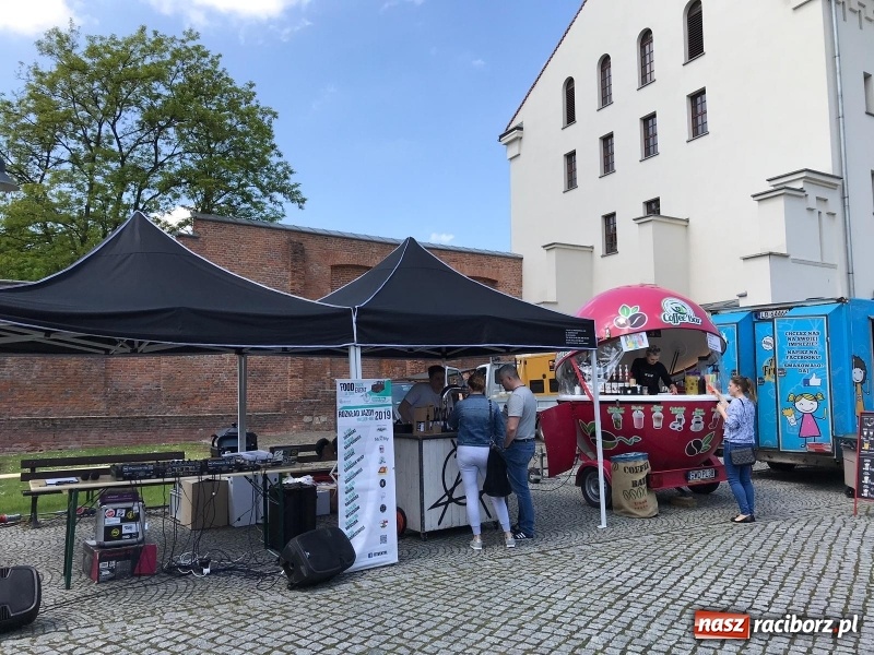 Zdjęcie w galerii na portalu naszraciborz.pl: Food Trucki po raz kolejny zagościły na Zamku Piastowskim wiadomości z regionu