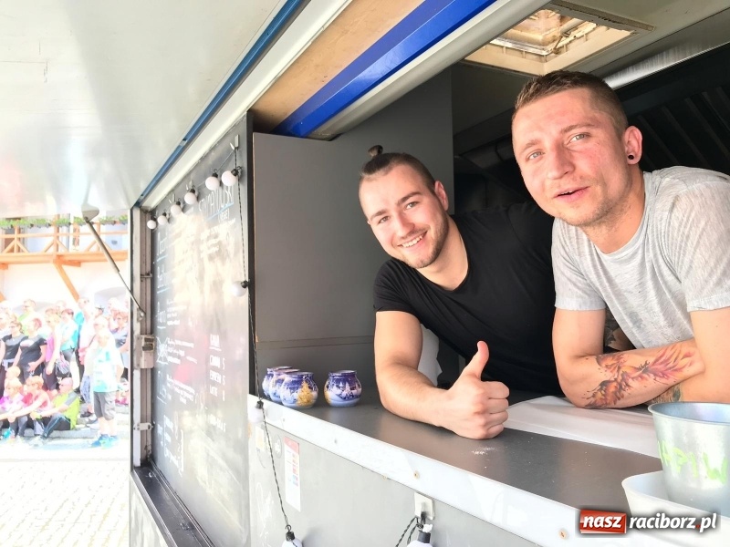 Zdjęcie w galerii na portalu naszraciborz.pl: Food Trucki po raz kolejny zagościły na Zamku Piastowskim wiadomości z regionu