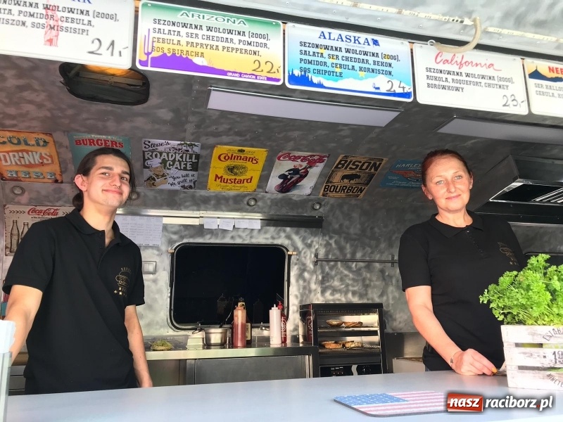 Zdjęcie w galerii na portalu naszraciborz.pl: Food Trucki po raz kolejny zagościły na Zamku Piastowskim wiadomości z regionu