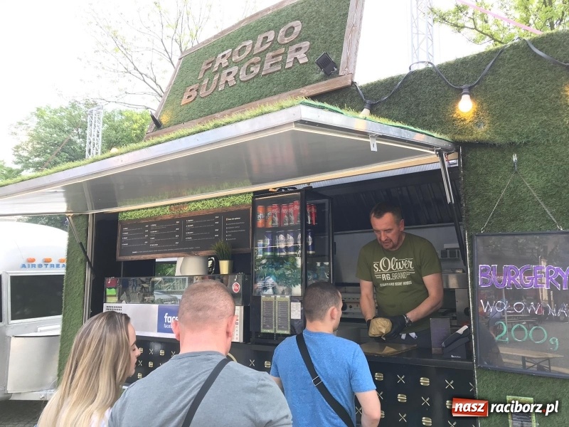 Zdjęcie w galerii na portalu naszraciborz.pl: Food Trucki po raz kolejny zagościły na Zamku Piastowskim wiadomości z regionu
