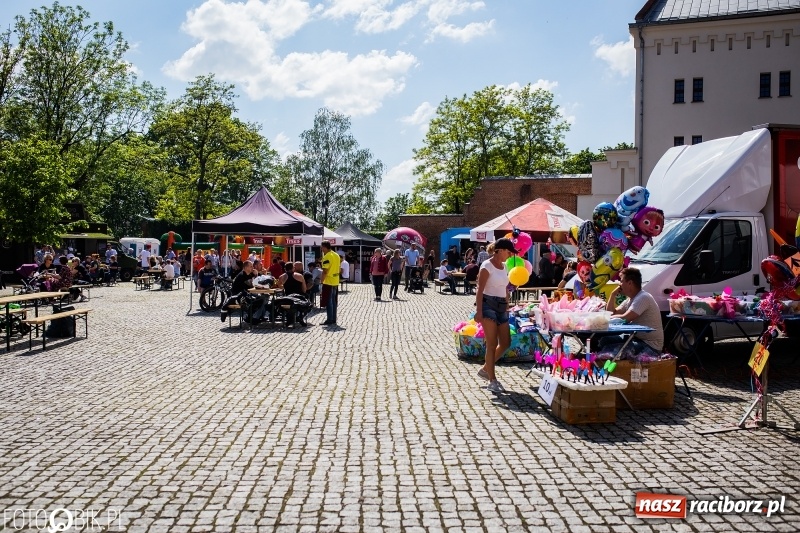 Zdjęcie w galerii na portalu naszraciborz.pl: Food Trucki po raz kolejny zagościły na Zamku Piastowskim wiadomości z regionu