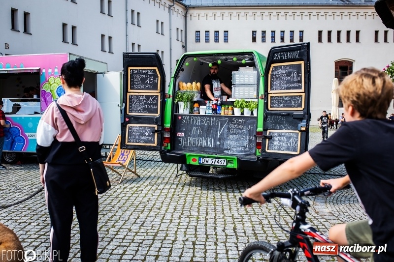 Zdjęcie w galerii na portalu naszraciborz.pl: Food Trucki po raz kolejny zagościły na Zamku Piastowskim wiadomości z regionu