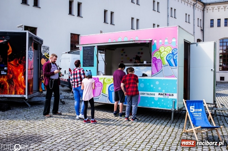 Zdjęcie w galerii na portalu naszraciborz.pl: Food Trucki po raz kolejny zagościły na Zamku Piastowskim wiadomości z regionu