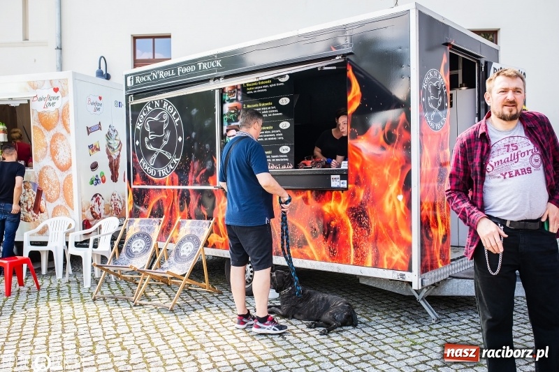 Zdjęcie w galerii na portalu naszraciborz.pl: Food Trucki po raz kolejny zagościły na Zamku Piastowskim wiadomości z regionu