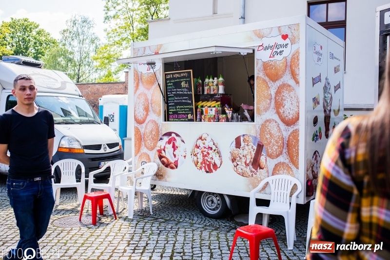 Zdjęcie w galerii na portalu naszraciborz.pl: Food Trucki po raz kolejny zagościły na Zamku Piastowskim wiadomości z regionu