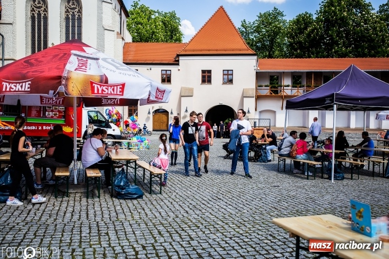 Zdjęcie w galerii na portalu naszraciborz.pl: Food Trucki po raz kolejny zagościły na Zamku Piastowskim wiadomości z regionu