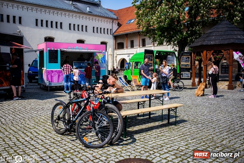 Zdjęcie w galerii na portalu naszraciborz.pl: Food Trucki po raz kolejny zagościły na Zamku Piastowskim wiadomości z regionu