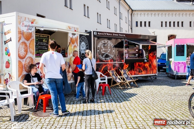 Zdjęcie w galerii na portalu naszraciborz.pl: Food Trucki po raz kolejny zagościły na Zamku Piastowskim wiadomości z regionu