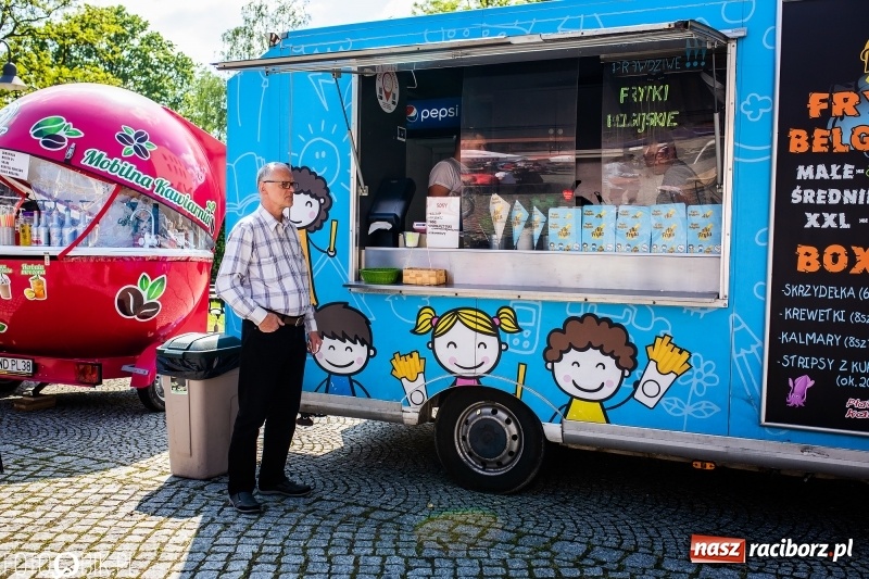 Zdjęcie w galerii na portalu naszraciborz.pl: Food Trucki po raz kolejny zagościły na Zamku Piastowskim wiadomości z regionu