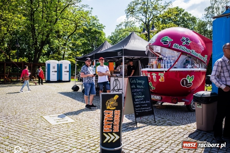 Zdjęcie w galerii na portalu naszraciborz.pl: Food Trucki po raz kolejny zagościły na Zamku Piastowskim wiadomości z regionu