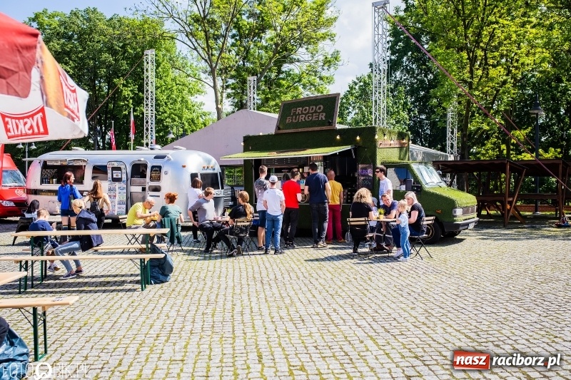 Zdjęcie w galerii na portalu naszraciborz.pl: Food Trucki po raz kolejny zagościły na Zamku Piastowskim wiadomości z regionu