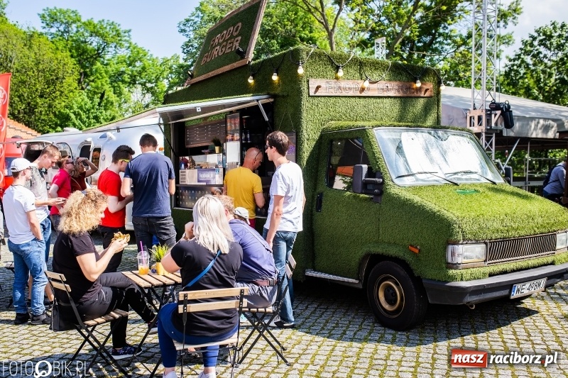 Zdjęcie w galerii na portalu naszraciborz.pl: Food Trucki po raz kolejny zagościły na Zamku Piastowskim wiadomości z regionu