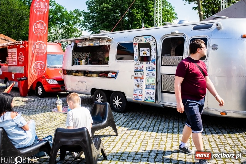 Zdjęcie w galerii na portalu naszraciborz.pl: Food Trucki po raz kolejny zagościły na Zamku Piastowskim wiadomości z regionu