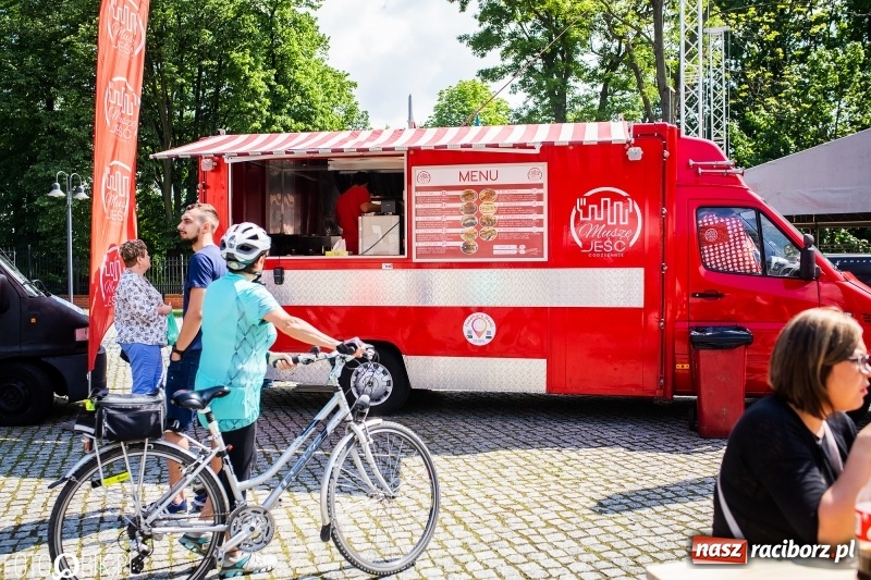 Zdjęcie w galerii na portalu naszraciborz.pl: Food Trucki po raz kolejny zagościły na Zamku Piastowskim wiadomości z regionu
