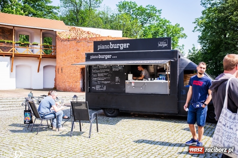 Zdjęcie w galerii na portalu naszraciborz.pl: Food Trucki po raz kolejny zagościły na Zamku Piastowskim wiadomości z regionu