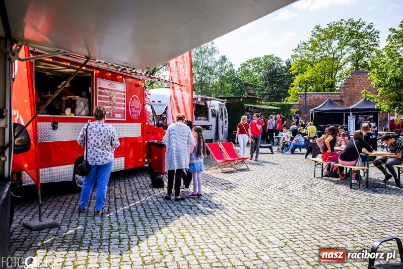 Zdjęcie w galerii na portalu naszraciborz.pl: Food Trucki po raz kolejny zagościły na Zamku Piastowskim wiadomości z regionu
