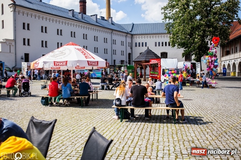 Zdjęcie w galerii na portalu naszraciborz.pl: Food Trucki po raz kolejny zagościły na Zamku Piastowskim wiadomości z regionu