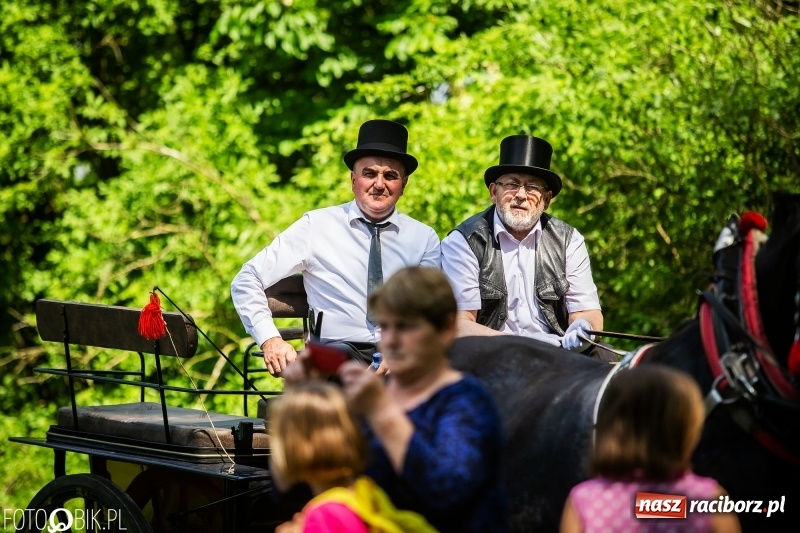 Zdjęcie w galerii na portalu naszraciborz.pl: Pierwsza konna procesja ze świętym Urbanem w Łubowicach wiadomości z regionu