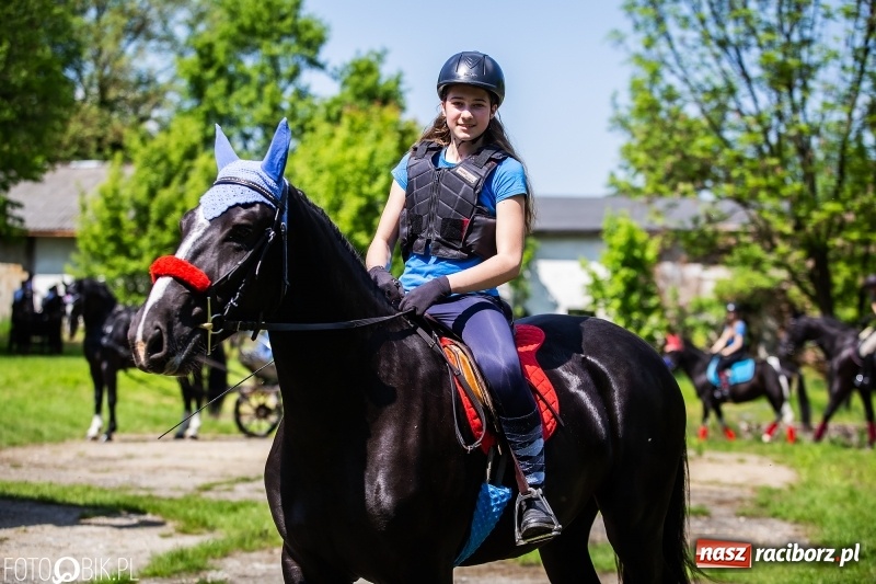 Zdjęcie w galerii na portalu naszraciborz.pl: Pierwsza konna procesja ze świętym Urbanem w Łubowicach wiadomości z regionu