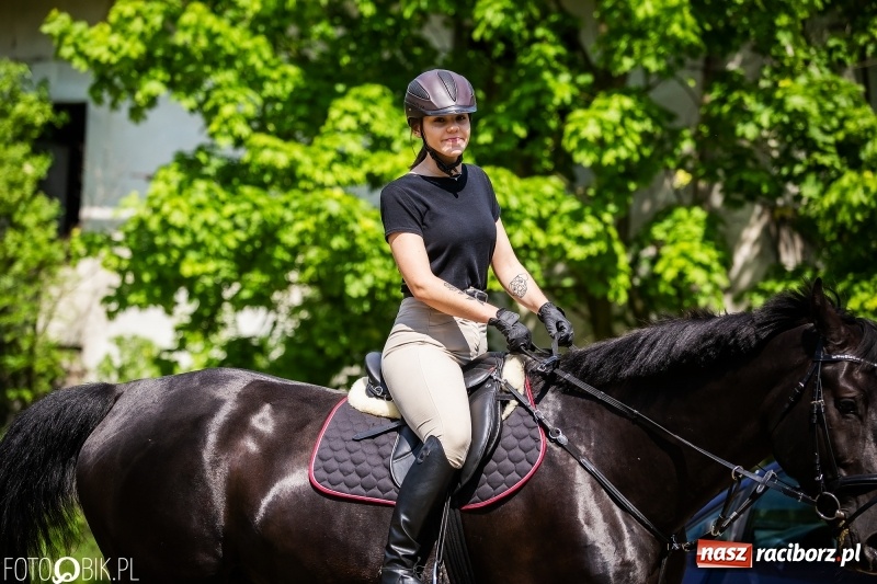 Zdjęcie w galerii na portalu naszraciborz.pl: Pierwsza konna procesja ze świętym Urbanem w Łubowicach wiadomości z regionu