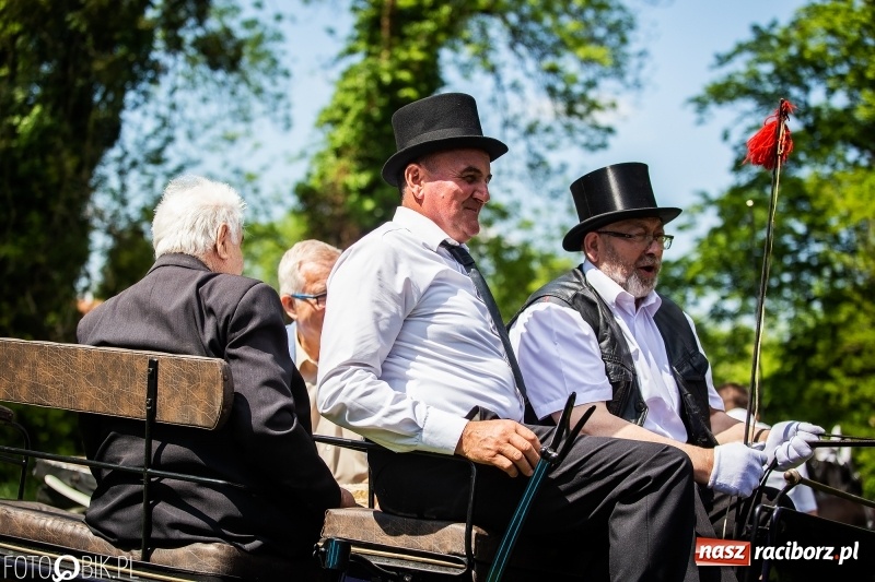 Zdjęcie w galerii na portalu naszraciborz.pl: Pierwsza konna procesja ze świętym Urbanem w Łubowicach wiadomości z regionu