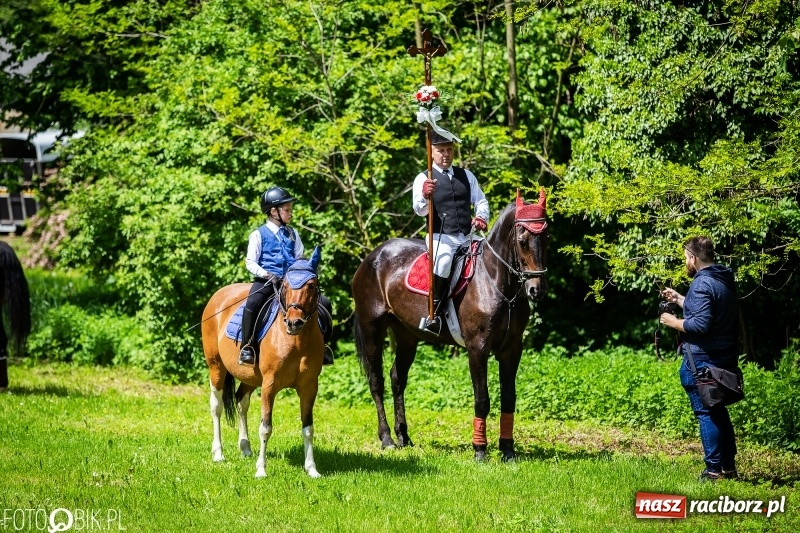 Zdjęcie w galerii na portalu naszraciborz.pl: Pierwsza konna procesja ze świętym Urbanem w Łubowicach wiadomości z regionu