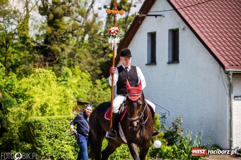 Zdjęcie w galerii na portalu naszraciborz.pl: Pierwsza konna procesja ze świętym Urbanem w Łubowicach wiadomości z regionu