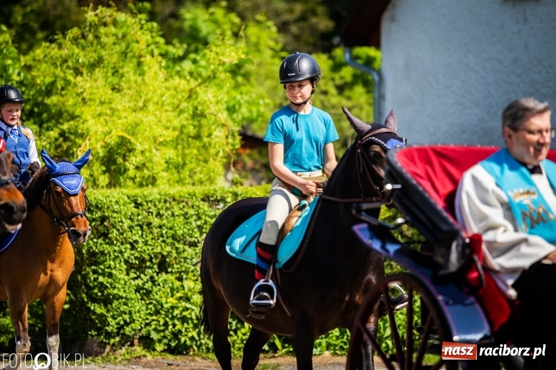 Zdjęcie w galerii na portalu naszraciborz.pl: Pierwsza konna procesja ze świętym Urbanem w Łubowicach wiadomości z regionu