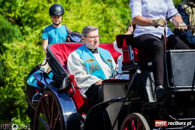 Zdjęcie w galerii na portalu naszraciborz.pl: Pierwsza konna procesja ze świętym Urbanem w Łubowicach wiadomości z regionu