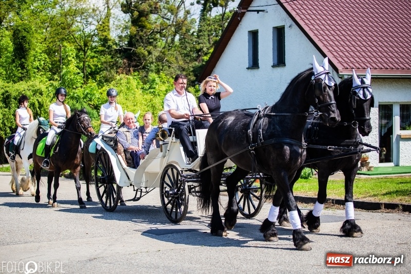 Zdjęcie w galerii na portalu naszraciborz.pl: Pierwsza konna procesja ze świętym Urbanem w Łubowicach wiadomości z regionu