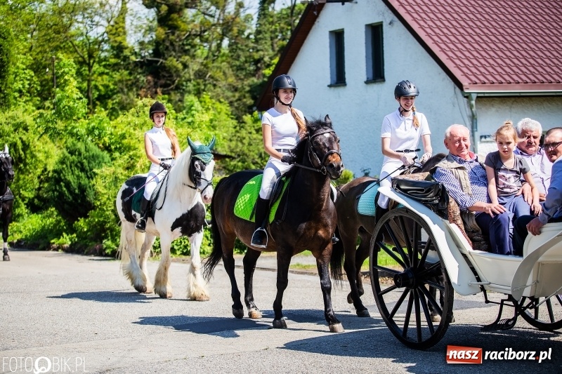 Zdjęcie w galerii na portalu naszraciborz.pl: Pierwsza konna procesja ze świętym Urbanem w Łubowicach wiadomości z regionu
