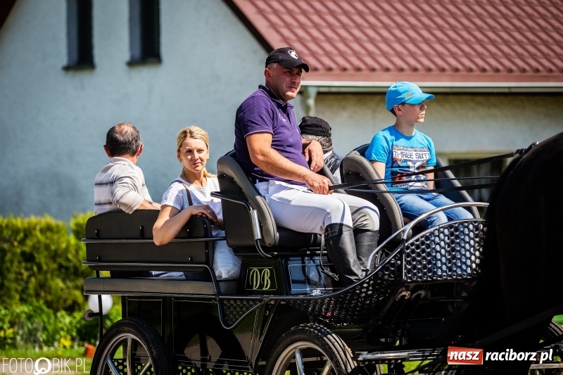 Zdjęcie w galerii na portalu naszraciborz.pl: Pierwsza konna procesja ze świętym Urbanem w Łubowicach wiadomości z regionu