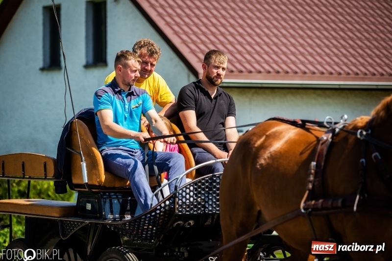 Zdjęcie w galerii na portalu naszraciborz.pl: Pierwsza konna procesja ze świętym Urbanem w Łubowicach wiadomości z regionu