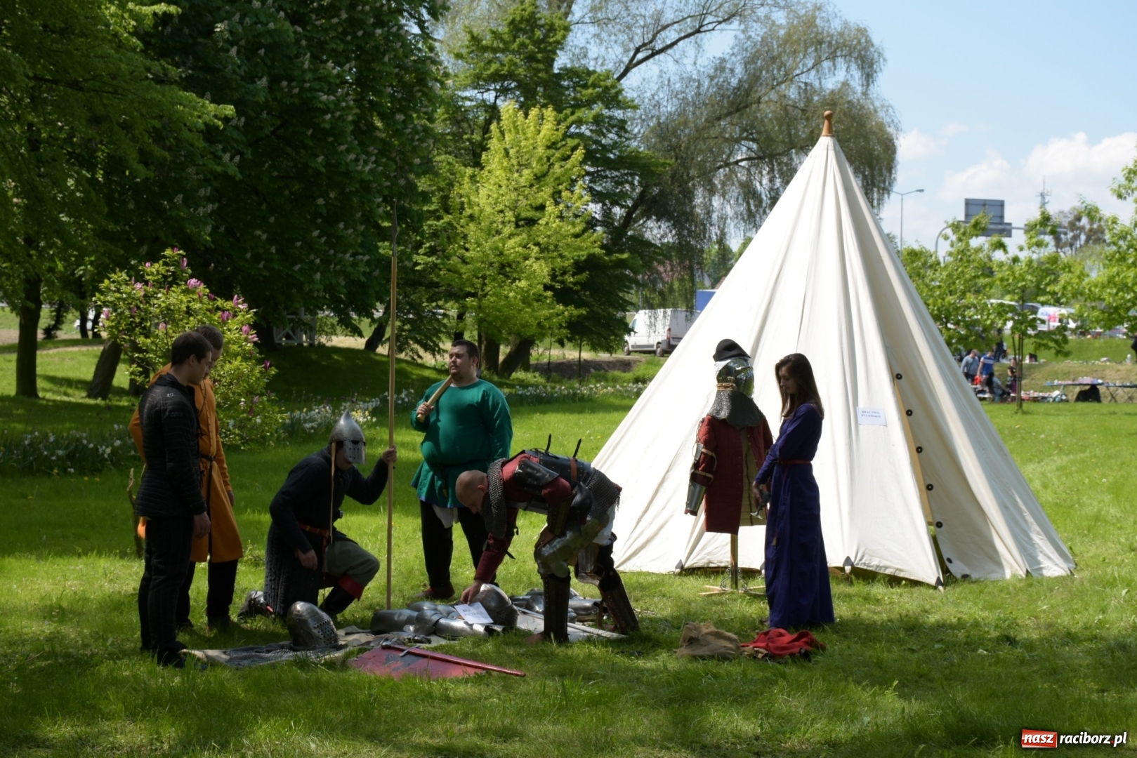 Zdjęcie w galerii na portalu naszraciborz.pl: Majówka pod zamkiem w Chałupkach [FOTO] wiadomości z regionu
