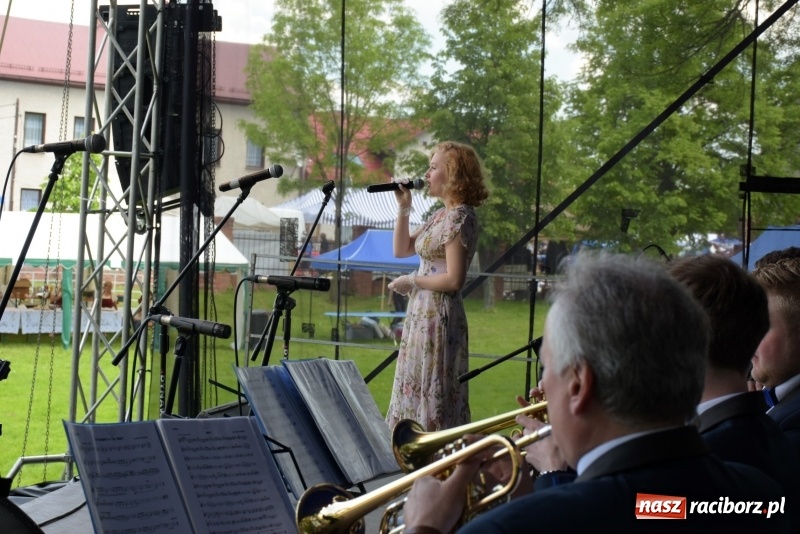 Zdjęcie w galerii na portalu naszraciborz.pl: Majówka pod zamkiem w Chałupkach [FOTO] wiadomości z regionu
