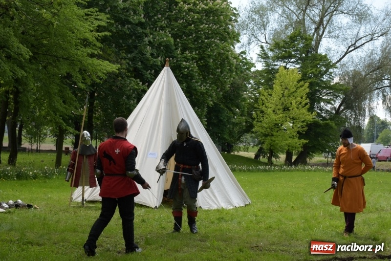 Zdjęcie w galerii na portalu naszraciborz.pl: Majówka pod zamkiem w Chałupkach [FOTO] wiadomości z regionu