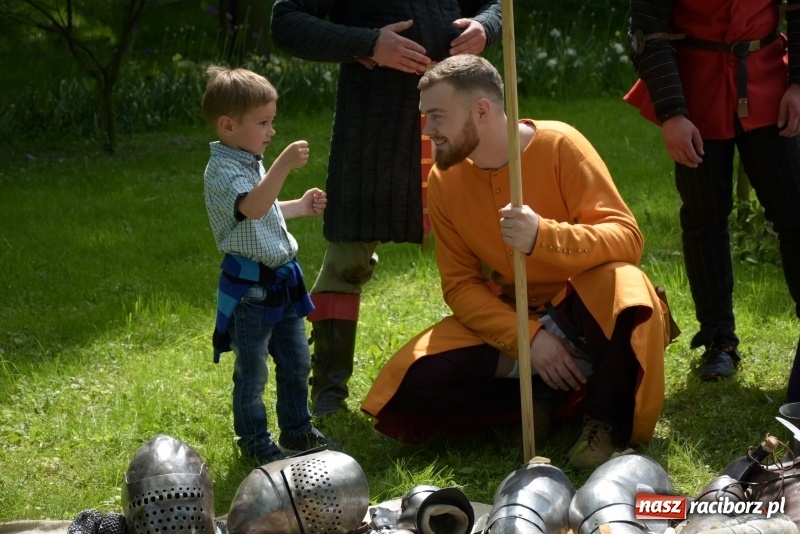 Zdjęcie w galerii na portalu naszraciborz.pl: Majówka pod zamkiem w Chałupkach [FOTO] wiadomości z regionu