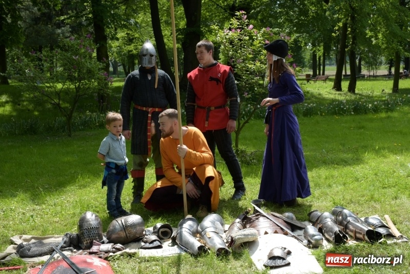 Zdjęcie w galerii na portalu naszraciborz.pl: Majówka pod zamkiem w Chałupkach [FOTO] wiadomości z regionu