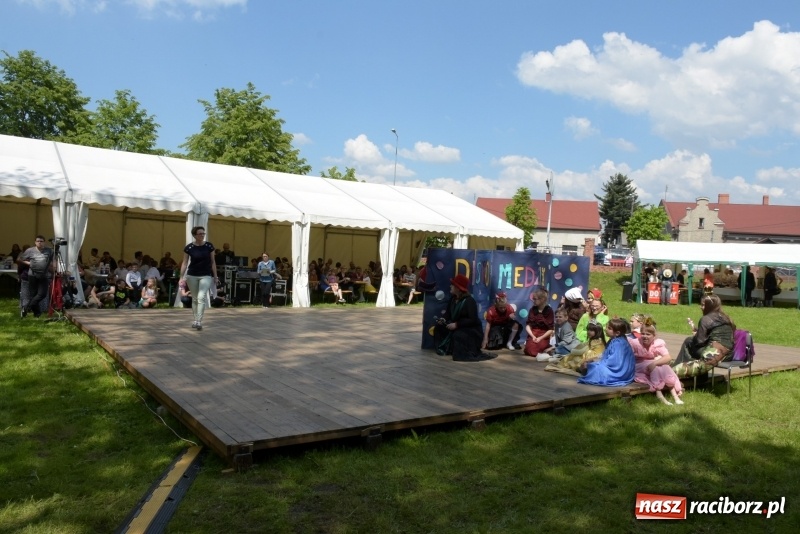 Zdjęcie w galerii na portalu naszraciborz.pl: Majówka pod zamkiem w Chałupkach [FOTO] wiadomości z regionu