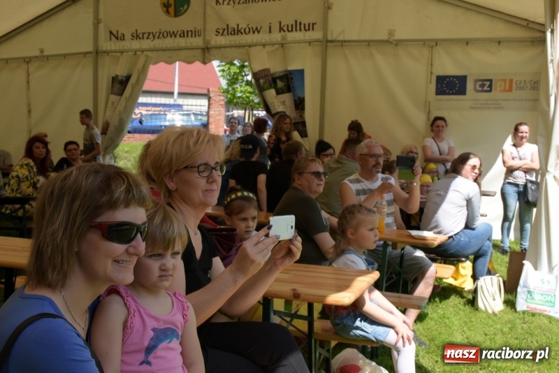 Zdjęcie w galerii na portalu naszraciborz.pl: Majówka pod zamkiem w Chałupkach [FOTO] wiadomości z regionu