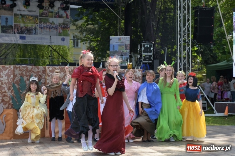 Zdjęcie w galerii na portalu naszraciborz.pl: Majówka pod zamkiem w Chałupkach [FOTO] wiadomości z regionu