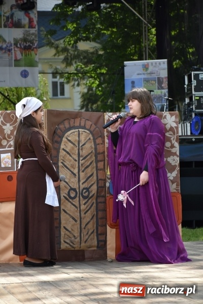 Zdjęcie w galerii na portalu naszraciborz.pl: Majówka pod zamkiem w Chałupkach [FOTO] wiadomości z regionu