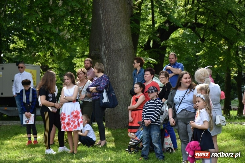 Zdjęcie w galerii na portalu naszraciborz.pl: Majówka pod zamkiem w Chałupkach [FOTO] wiadomości z regionu