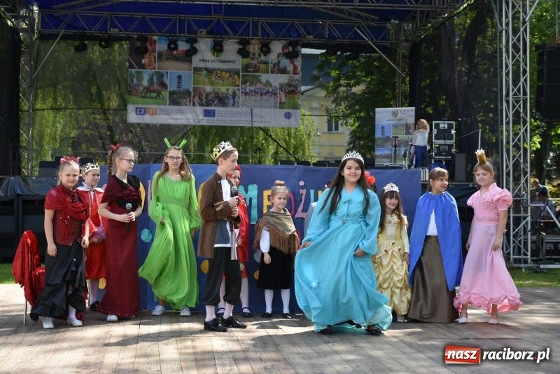 Zdjęcie w galerii na portalu naszraciborz.pl: Majówka pod zamkiem w Chałupkach [FOTO] wiadomości z regionu