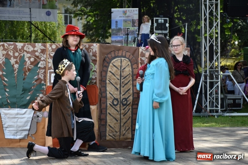 Zdjęcie w galerii na portalu naszraciborz.pl: Majówka pod zamkiem w Chałupkach [FOTO] wiadomości z regionu