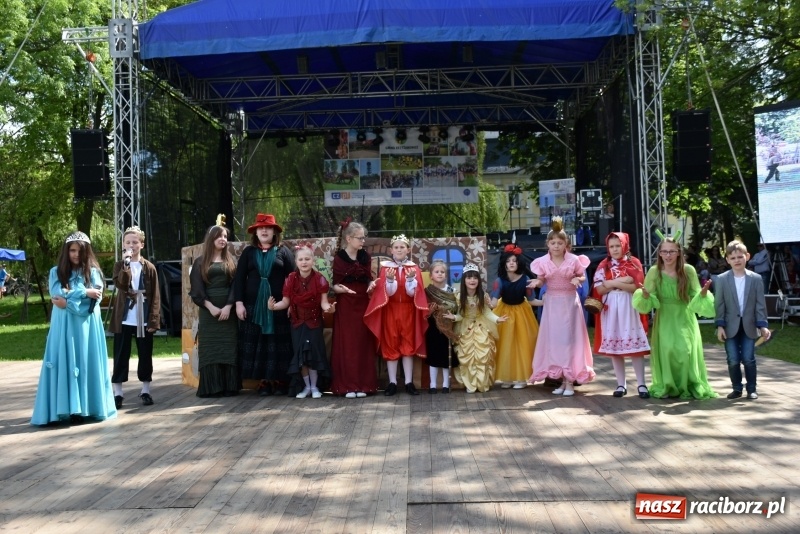 Zdjęcie w galerii na portalu naszraciborz.pl: Majówka pod zamkiem w Chałupkach [FOTO] wiadomości z regionu