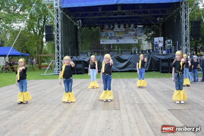 Zdjęcie w galerii na portalu naszraciborz.pl: Majówka pod zamkiem w Chałupkach [FOTO] wiadomości z regionu
