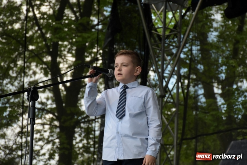 Zdjęcie w galerii na portalu naszraciborz.pl: Majówka pod zamkiem w Chałupkach [FOTO] wiadomości z regionu