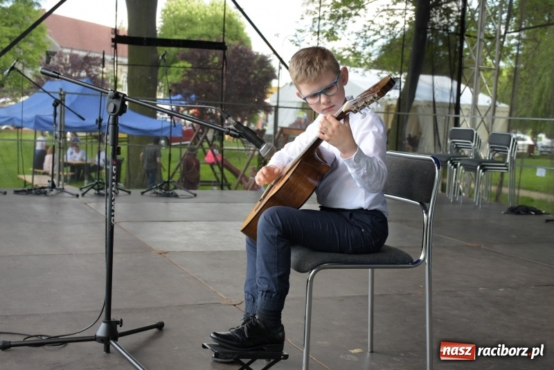 Zdjęcie w galerii na portalu naszraciborz.pl: Majówka pod zamkiem w Chałupkach [FOTO] wiadomości z regionu