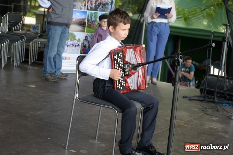 Zdjęcie w galerii na portalu naszraciborz.pl: Majówka pod zamkiem w Chałupkach [FOTO] wiadomości z regionu